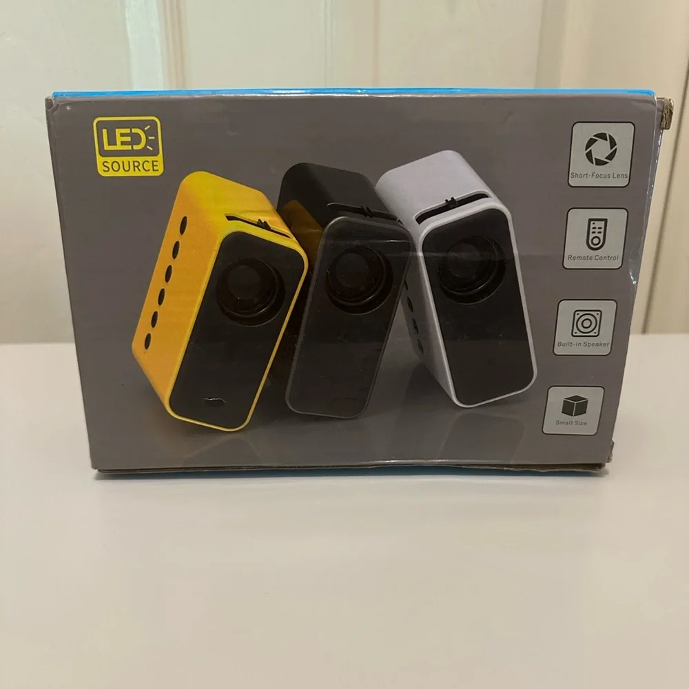 LED mini projector - Picture 1 of 9